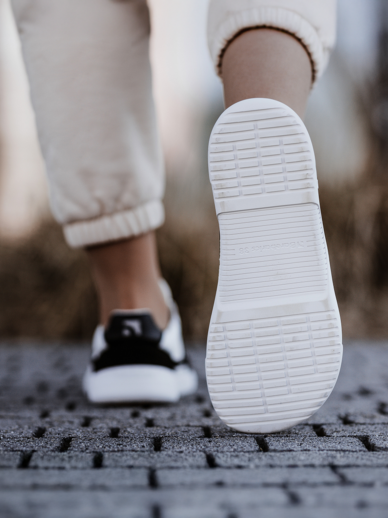 Босоногие кроссовки Barebarics Zing бело-черные